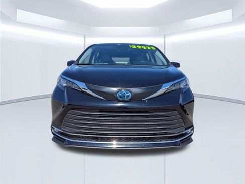 Used 2024 Toyota Sienna XLE FWD image 9