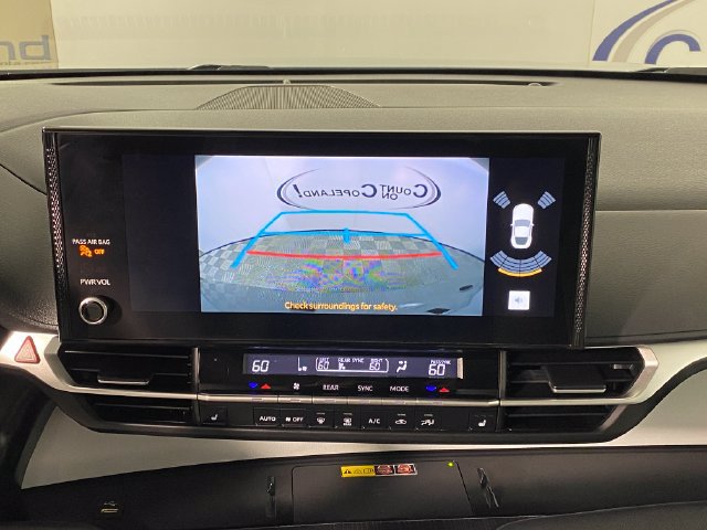 Used 2025 Toyota Sienna XLE FWD image 18