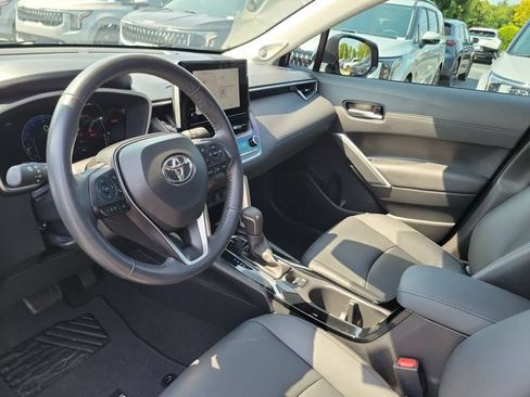 Used 2023 Toyota Corolla Cross XLE w/ Convenience Package FWD image 12