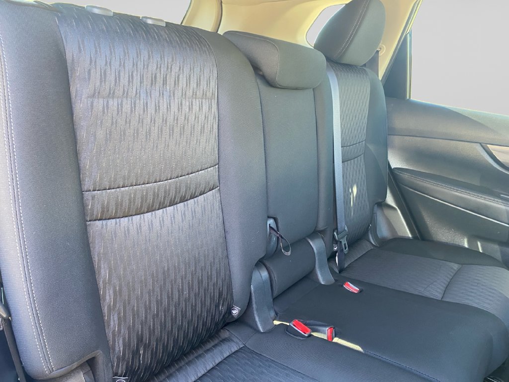 Used 2018 Nissan Rogue SV AWD/4WD image 13