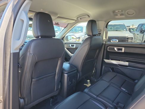 Used 2024 Ford Explorer XLT w/ Equipment Group 202A RWD image 13