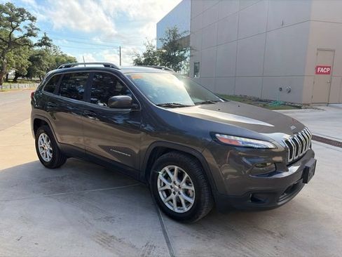 Used 2018 Jeep Cherokee Latitude Plus FWD image 4