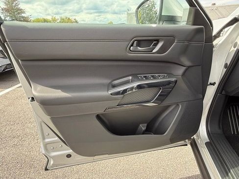 New 2025 Nissan Pathfinder SV image 9