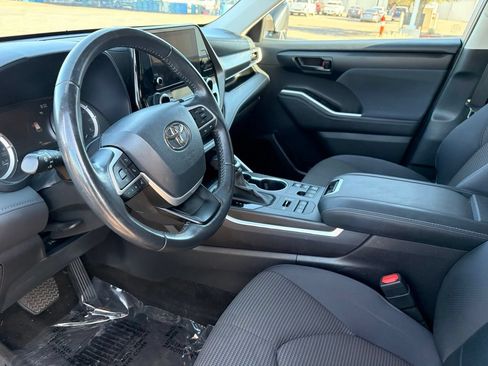 Used 2024 Toyota Highlander LE AWD/4WD image 18