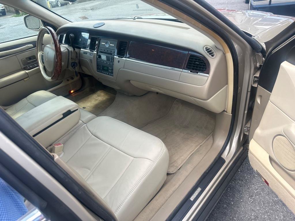 Used 2006 Lincoln Town Car Signature RWD image 40