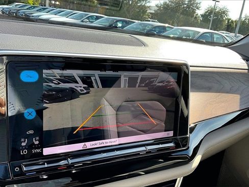 Certified 2025 Volkswagen Atlas SE image 27