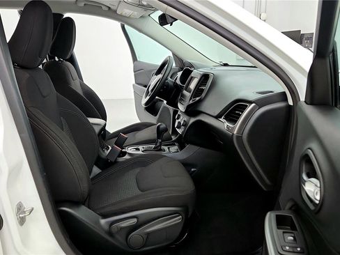 Used 2019 Jeep Cherokee Latitude w/ Popular Appearance Group image 17