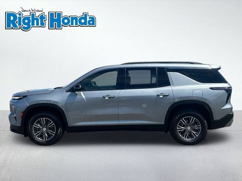 Used 2025 Chevrolet Traverse LT FWD image 3