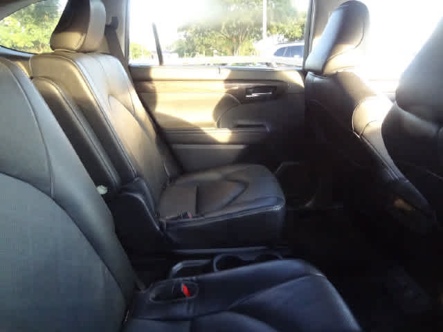 Used 2023 Toyota Highlander Platinum FWD image 11