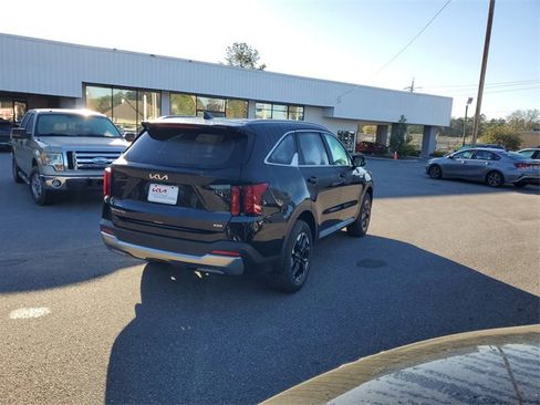New 2025 Kia Sorento S image 2