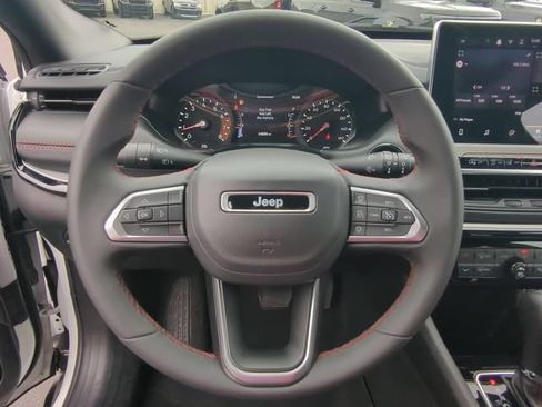 Used 2025 Jeep Compass Trailhawk AWD/4WD image 21