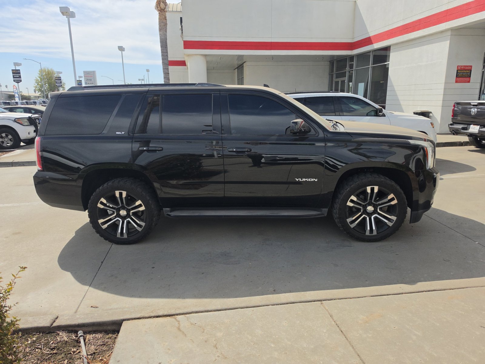 Used 2019 GMC Yukon SLT w/ Graphite Edition AWD/4WD image 3