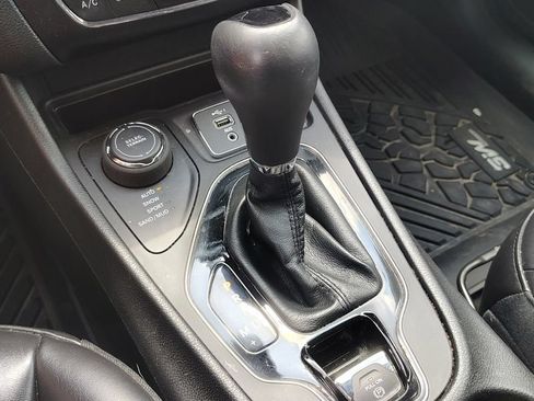 Used 2019 Jeep Cherokee Latitude Plus AWD/4WD image 19