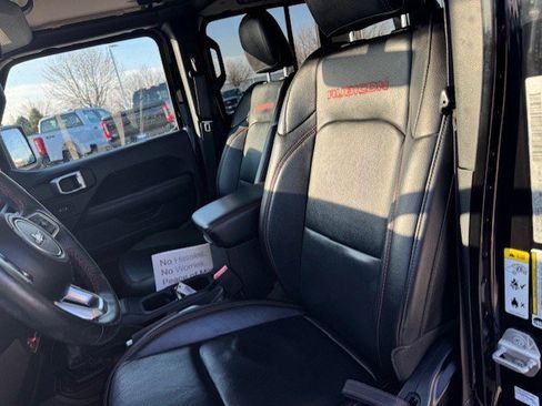 Used 2018 Jeep Wrangler Unlimited Rubicon w/ Dual Top Group AWD/4WD image 12