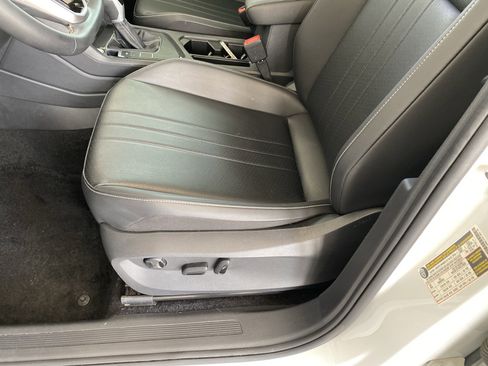 Certified 2023 Volkswagen Tiguan SE FWD image 12