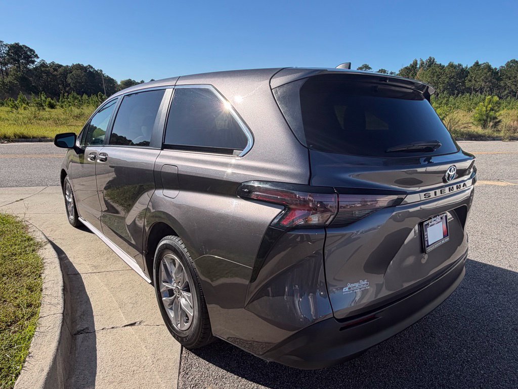 Used 2023 Toyota Sienna LE FWD image 16