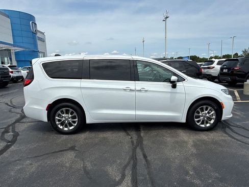 Used 2023 Chrysler Pacifica Touring-L AWD/4WD image 12