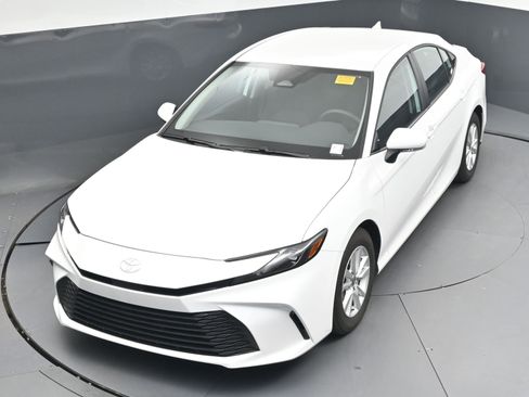 Used 2025 Toyota Camry LE w/ Convenience Package image 33