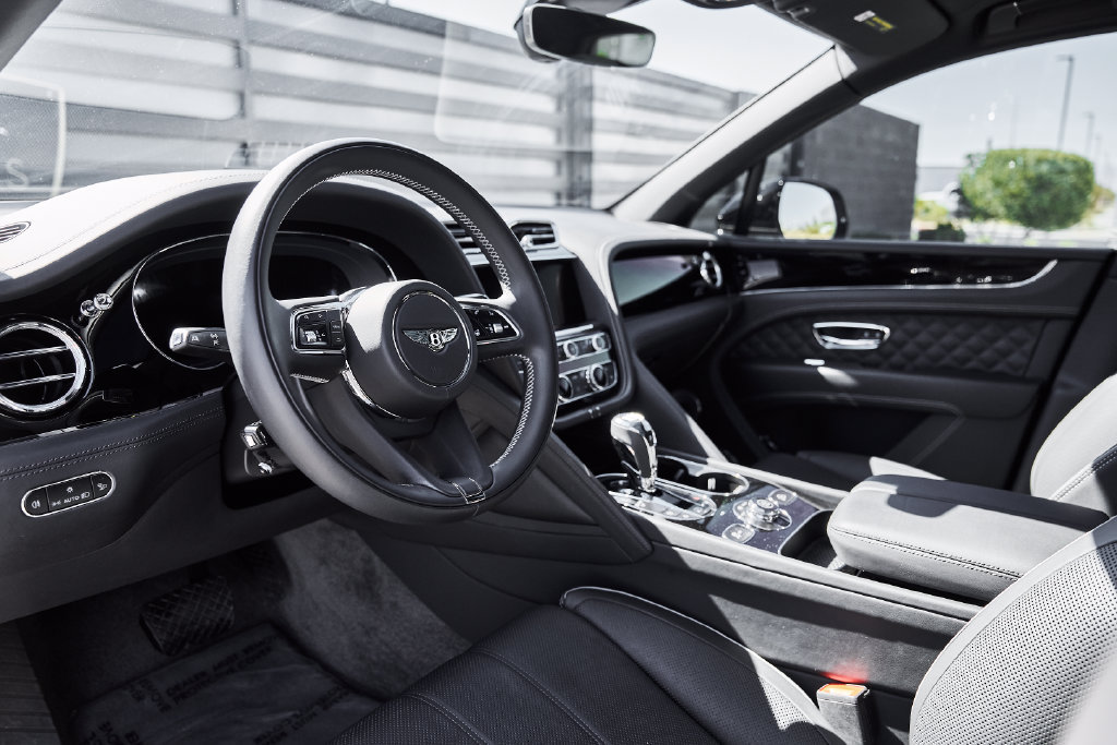Used 2025 Bentley Bentayga AWD/4WD image 2