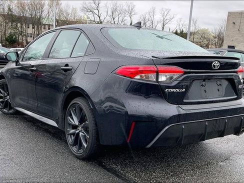 Used 2024 Toyota Corolla SE w/ SE Premium Package image 3