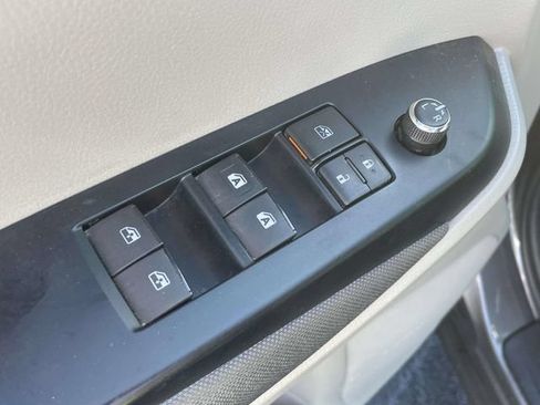 Used 2016 Toyota Highlander LE FWD image 15