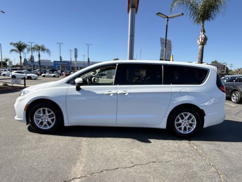 Used 2023 Chrysler Pacifica Touring-L image 5