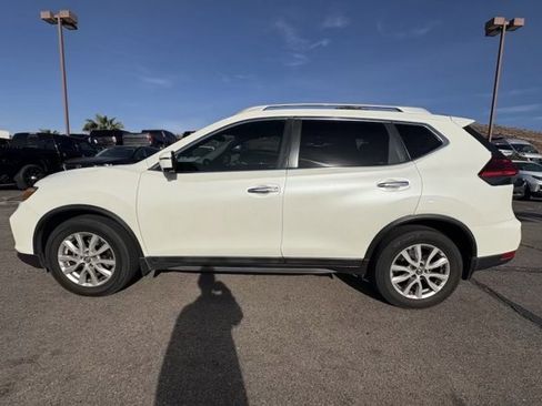 Used 2017 Nissan Rogue SV w/ SV Premium Package image 2