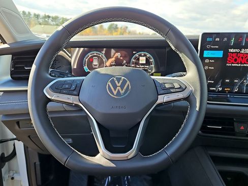 New 2026 Volkswagen Tiguan SE image 12