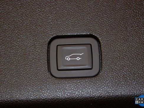 Used 2025 Cadillac XT6 Premium Luxury image 17