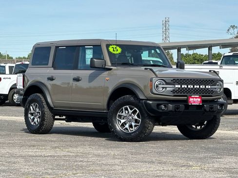 Certified 2025 Ford Bronco Badlands AWD/4WD image 1