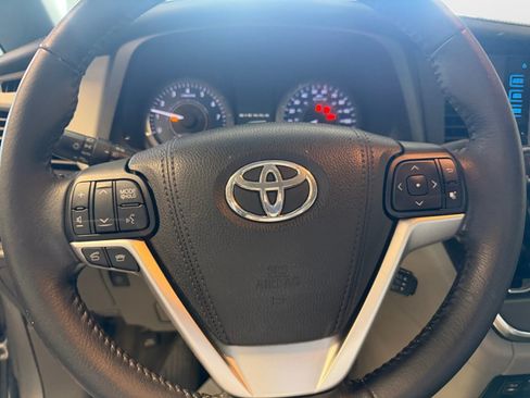 Used 2016 Toyota Sienna XLE Premium FWD image 13