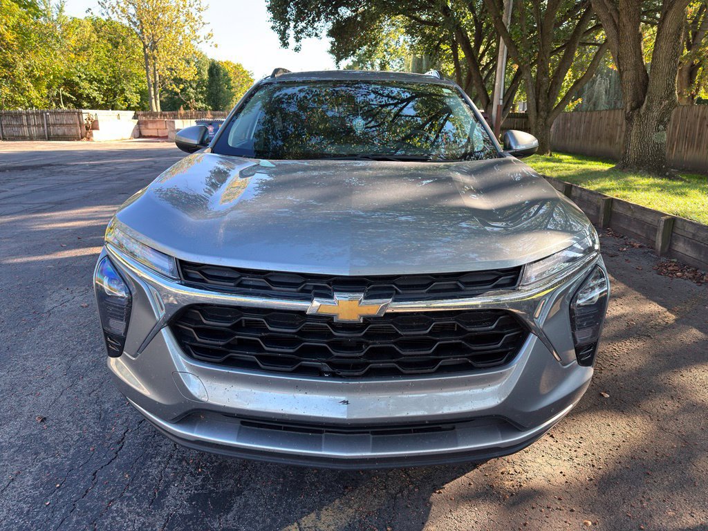 Used 2025 Chevrolet Trax LT FWD image 18