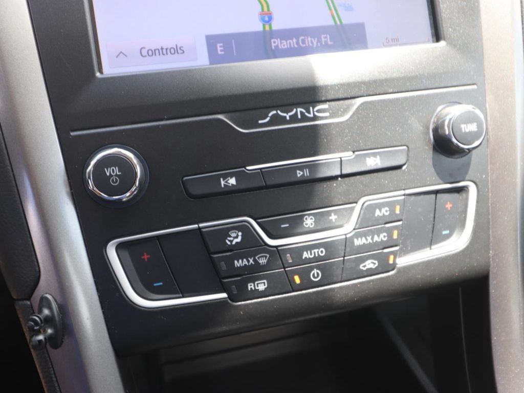 Used 2020 Ford Fusion SE FWD image 21