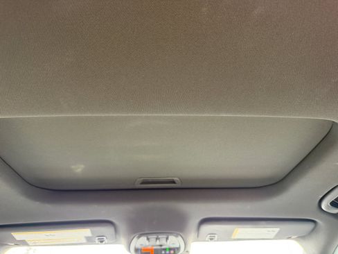 Used 2025 Chevrolet Trax RS w/ Sunroof Package FWD image 32