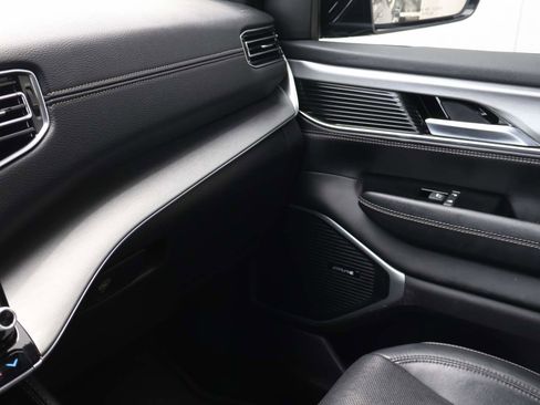 Used 2024 Jeep Wagoneer Series II RWD image 16