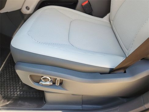 Used 2025 Land Rover Defender 130 X-Dynamic SE image 17