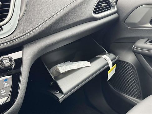 New 2026 Chrysler Pacifica Select image 14