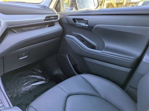 Used 2024 Toyota Highlander XLE image 18