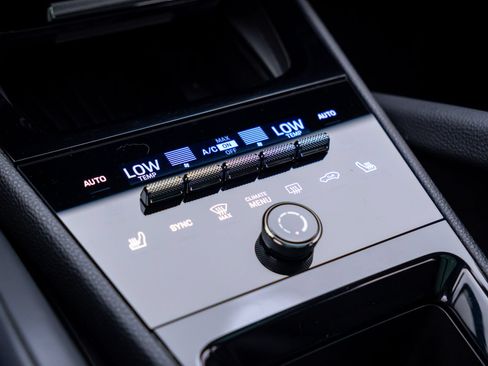 Certified 2024 Porsche Cayenne AWD/4WD image 26