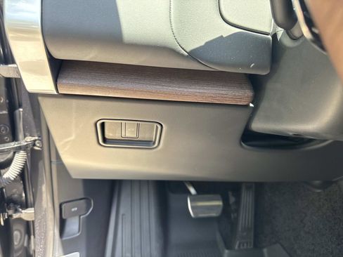 Certified 2025 Land Rover Range Rover SE AWD/4WD image 33