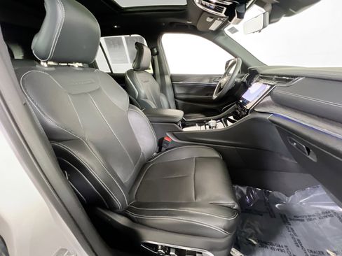 Used 2023 Jeep Grand Cherokee Overland w/ Luxury Tech Group IV image 30