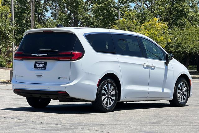 Used 2024 Chrysler Pacifica Limited FWD image 4