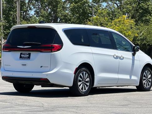 Used 2024 Chrysler Pacifica Limited FWD image 4