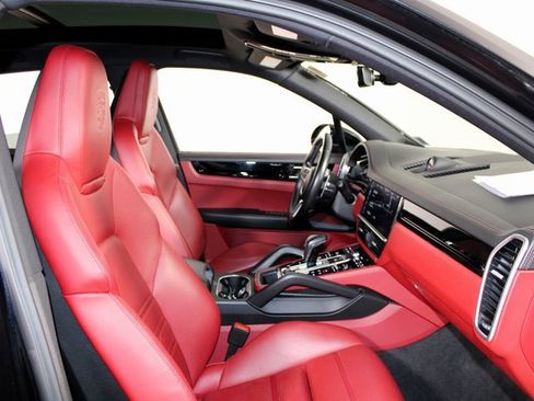 Used 2020 Porsche Cayenne image 28