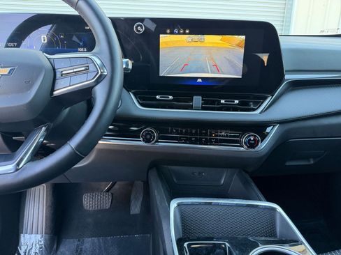 Used 2025 Chevrolet Equinox LT FWD image 17