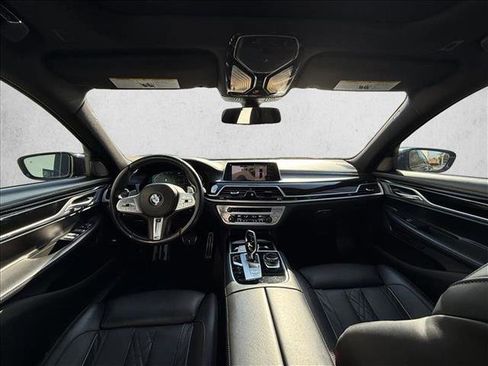 Used 2022 BMW 750i xDrive w/ Executive Package AWD/4WD image 9
