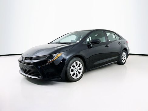 Used 2025 Toyota Corolla LE image 3