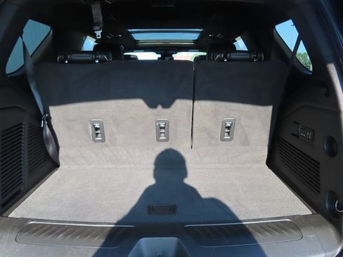 Used 2023 GMC Yukon SLT w/ SLT Luxury Package AWD/4WD image 33