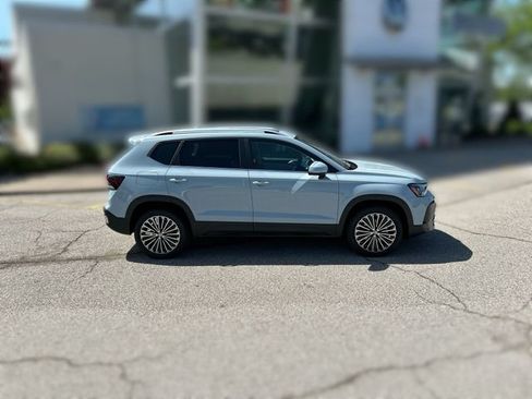 New 2026 Volkswagen Taos SE FWD image 10