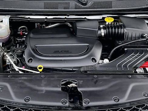 Used 2024 Chrysler Pacifica Touring-L image 9